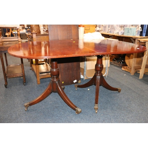 679 - Mahogany extending leaf dining table.