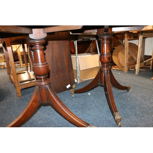 679 - Mahogany extending leaf dining table.