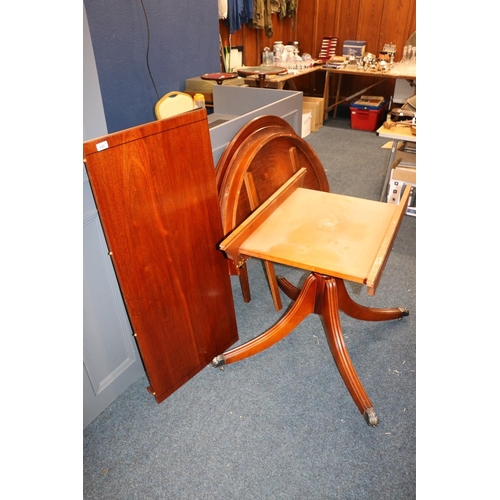 689 - Mahogany extending leaf dining table.