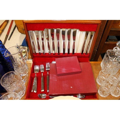 192 - Boxed Viners Profile stainless steel canteen of cutlery and a box of Clan Robertson placemats and co... 