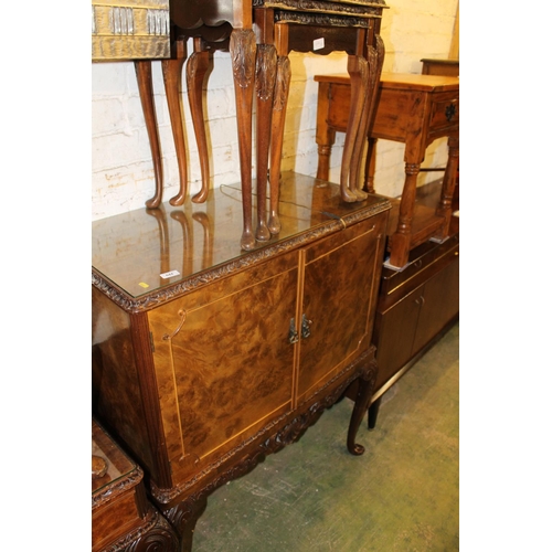 644 - 20th century reproduction figured walnut cocktail cabinet and a similar nest of tables, with glass t... 