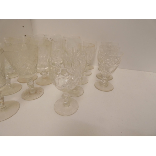 99 - Various vintage glassware.