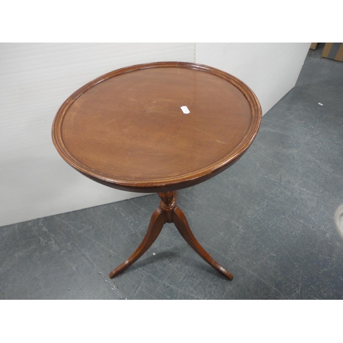 325 - Mahogany occasional table on tripod supports and another.  (2)