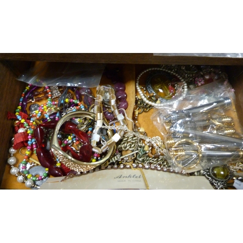 237 - Collection of costume jewellery and badges contained in a jewellery box.