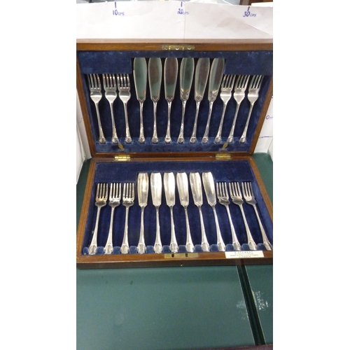 246 - Pair of EP fish dividers in fitted case, and a set of twelve boxed silver plated fish knives and for... 