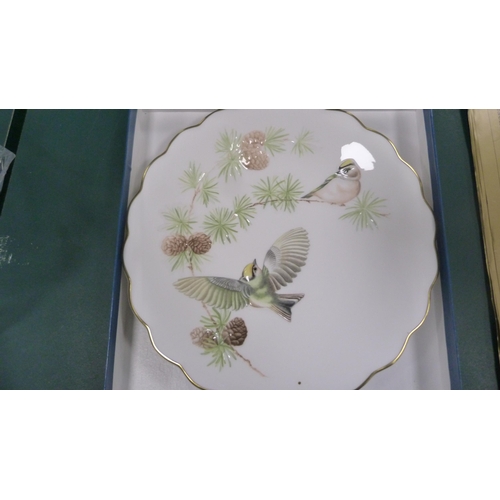 251 - Set of twelve Royal Worcester 'The Birds of Dorothy Doughty' limited edition porcelain plates, in a ... 