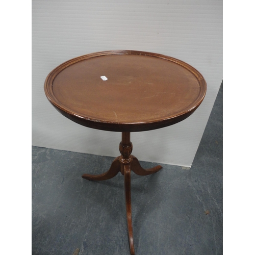 325 - Mahogany occasional table on tripod supports and another.  (2)