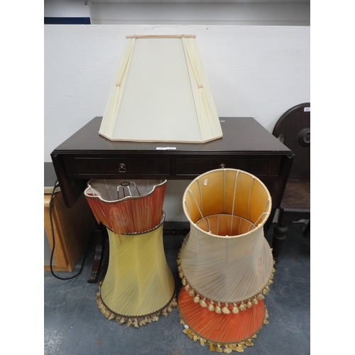 343 - Reproduction sofa table and a quantity of lamp shades.