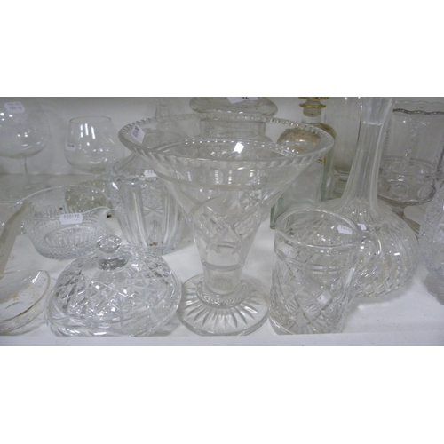 82 - Glassware to include rinsing bowl, brandy balloons, gilt French-style decanter and stopper, Mary Gre... 