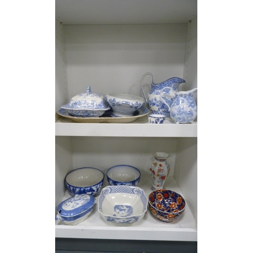 93 - Collection of blue and white to include a Victorian ashet, 'Old Chelsea' pattern dish etc (two shelv... 