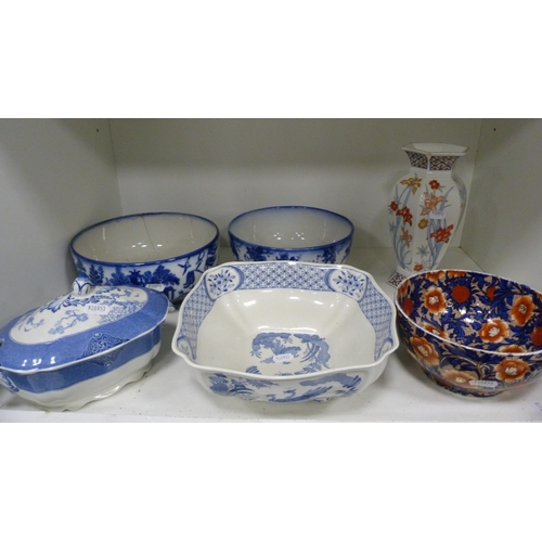 93 - Collection of blue and white to include a Victorian ashet, 'Old Chelsea' pattern dish etc (two shelv... 