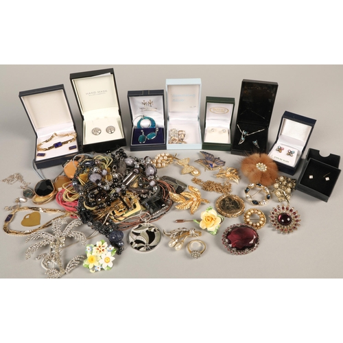 136 - Collection of costume jewellery to include brooches, ring etc