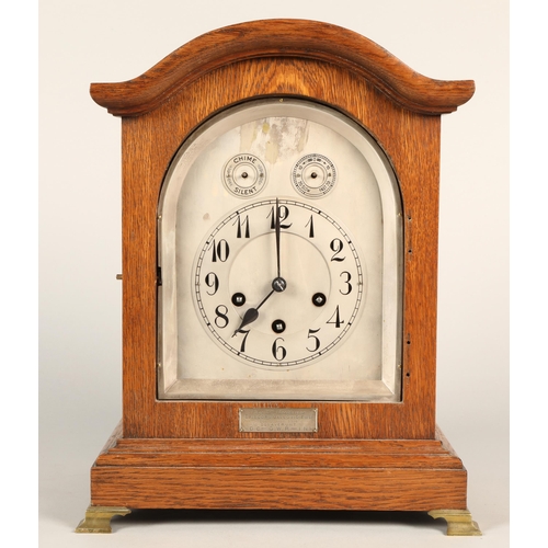 312 - Oak mantel clock with inscription 'Rev M.O. Domino, Episcipo Gallovidiensi...', 38cm height