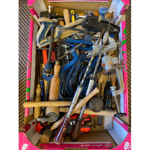 324 - Assorted tools to include G-clamps, chisels, hammers, screwdrivers, powercap dust mask