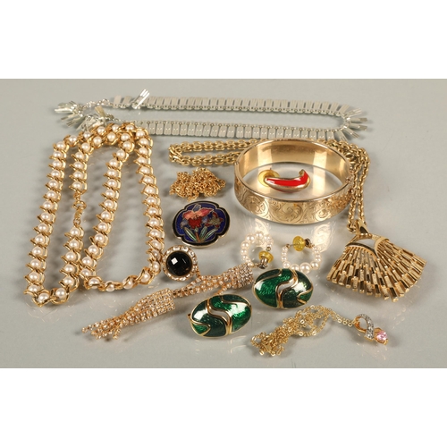 107 - Selection of costume jewellery