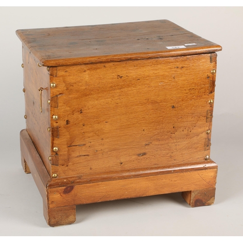 543 - Small storage chest, H 36cm, W 38cm, D 33.5cm