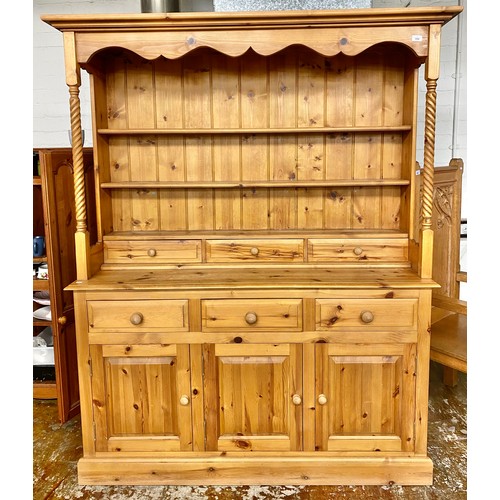 554 - Pine dresser, H 195cm, W 152cm, D 45cm