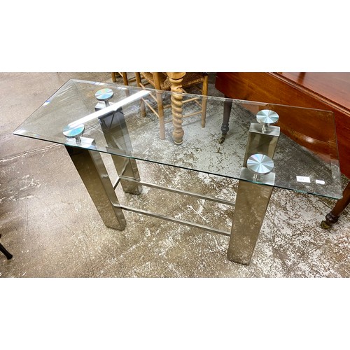 581 - Contemporary glass table with stainless steel legs, H 75cm, W 122cm, D 43cm