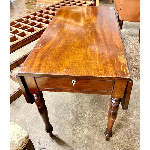 560 - Mahogany drop leaf table, H 72.5cm, W 105cm