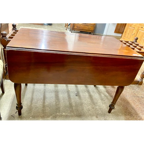 560 - Mahogany drop leaf table, H 72.5cm, W 105cm