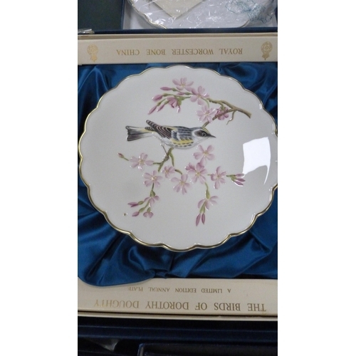 251 - Set of twelve Royal Worcester 'The Birds of Dorothy Doughty' limited edition porcelain plates, in a ... 