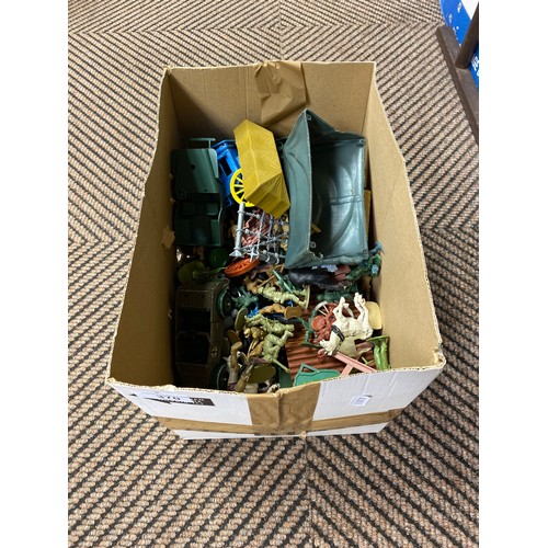 370 - Box of assorted plastic toy soldiers, etc