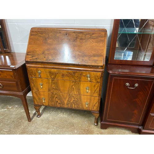 635 - Walnut bureau, 104 x 72 x 40 cm