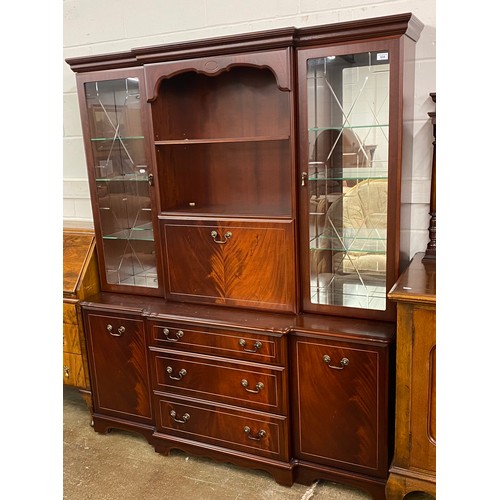 634 - Drinks display cabinet over cupboard 152 x 188 x 48 cm .