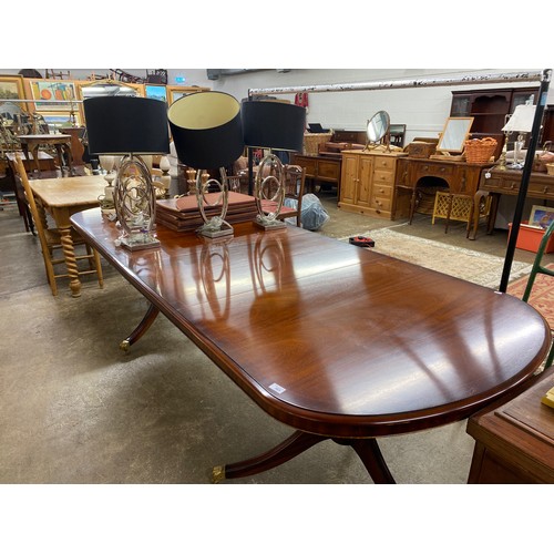 565 - Mahogany extending dining table, H 79cm, W 281cm, D 109cm