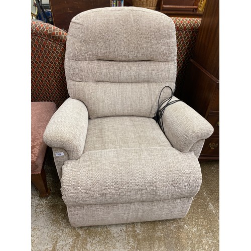 578 - Electric reclining armchair