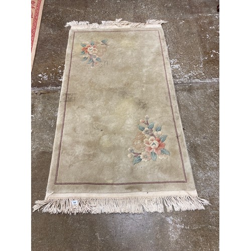 589 - Cream rug with floral decoration, approx. 160cm x 90cm