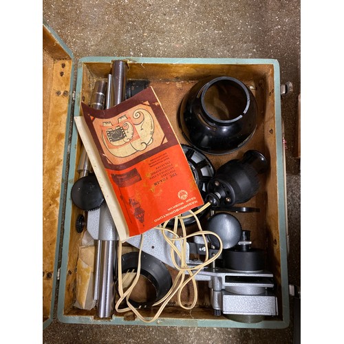 600 - Box of assorted cameras and photo enlarger kit