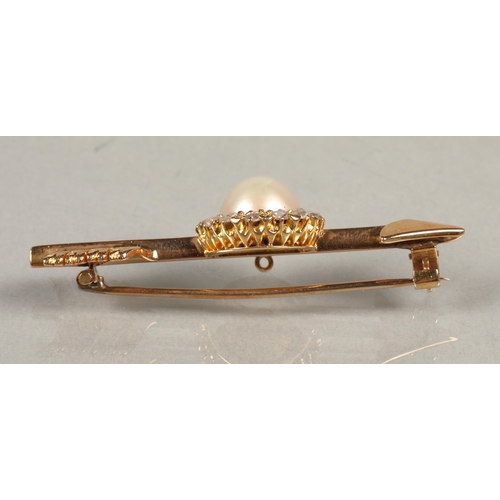 84 - Gold arrow shaped brooch with central pearl surrounded by diamonds