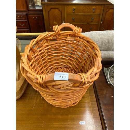 610 - Weaved wicker basket