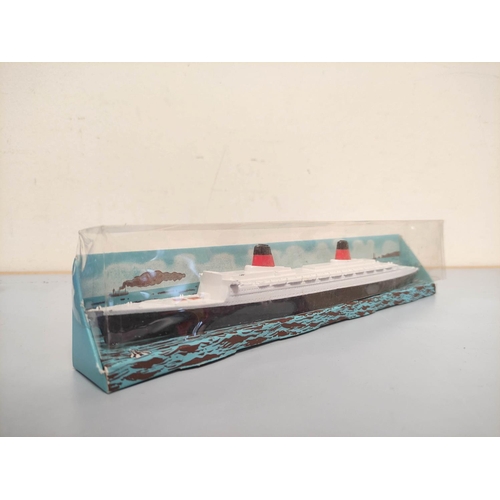 132 - Triang Minic model ships and components to include a box of M836 Quayside Straight panels, RMS Caron... 