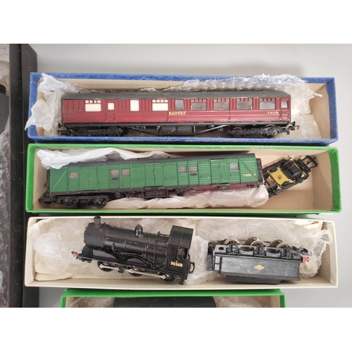 197 - Collection of boxed kit built locomotives and rolling stock to include 00 Works Pullman observation ... 