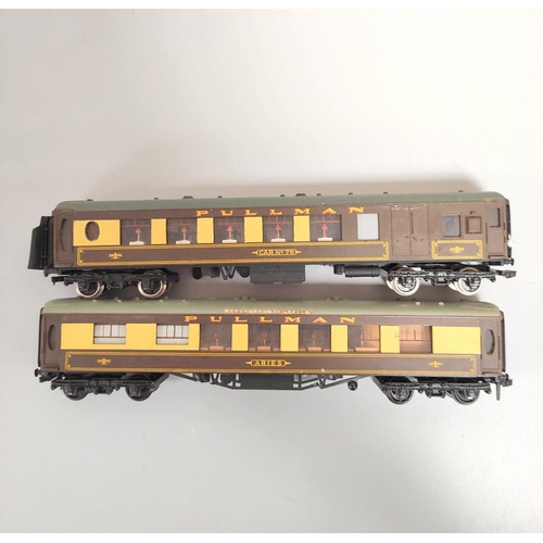 203 - Hornby / Hornby Dublo. Box containing a large collection of 00 gauge rolling stock models to include... 