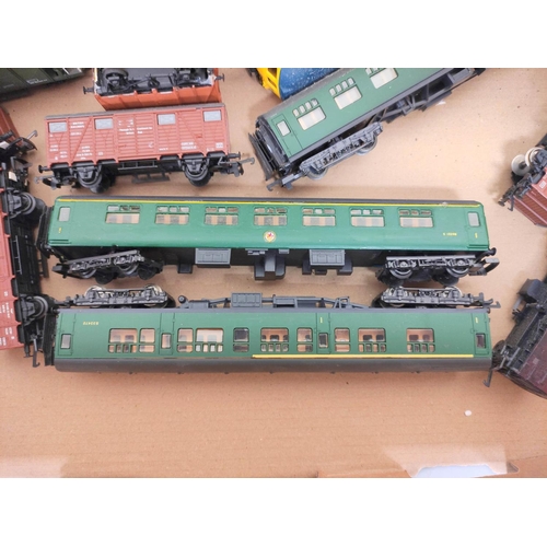 205 - Lima Railways. Box of 00 gauge rolling stock carriages to include a Mk1 Corridor Composite S33472 in... 