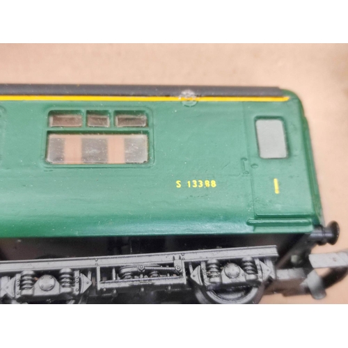 205 - Lima Railways. Box of 00 gauge rolling stock carriages to include a Mk1 Corridor Composite S33472 in... 