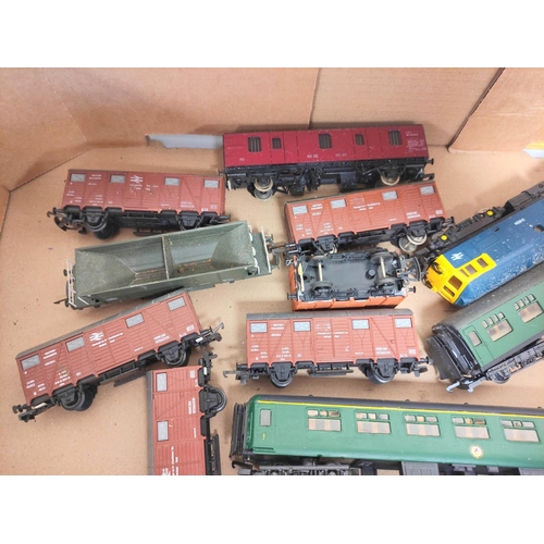 205 - Lima Railways. Box of 00 gauge rolling stock carriages to include a Mk1 Corridor Composite S33472 in... 