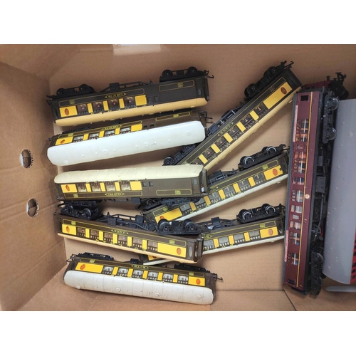 207 - Tri-Ang. Box containing a large collection of 00 gauge rolling stock to include eight Pullman carria... 