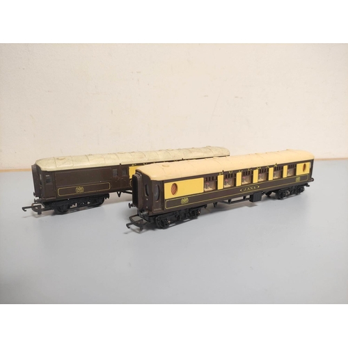 207 - Tri-Ang. Box containing a large collection of 00 gauge rolling stock to include eight Pullman carria... 