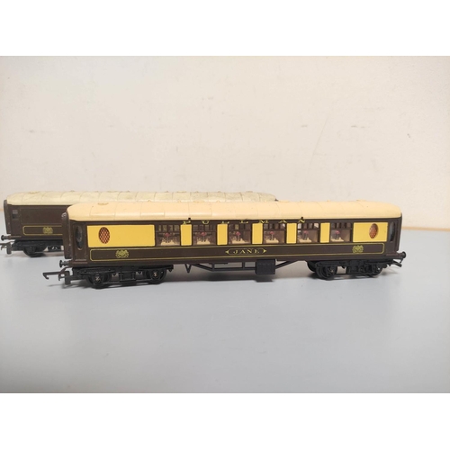 207 - Tri-Ang. Box containing a large collection of 00 gauge rolling stock to include eight Pullman carria... 