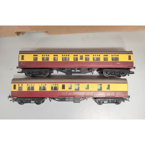 208 - Tri-Ang. Box containing a large collection of 00 gauge rolling stock to include a Guard Room Coach 3... 