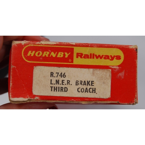 278 - Group of Hornby OO gauge scale models to include R.929 BR coach brake second, R.430 57 brake 3rd, R2... 