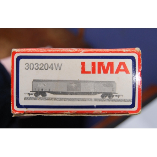 284 - Group of Lima OO gauge coaches to include 205154W, 205153W, 20152, 30 5327, 30 5303, and 303204W, bo... 