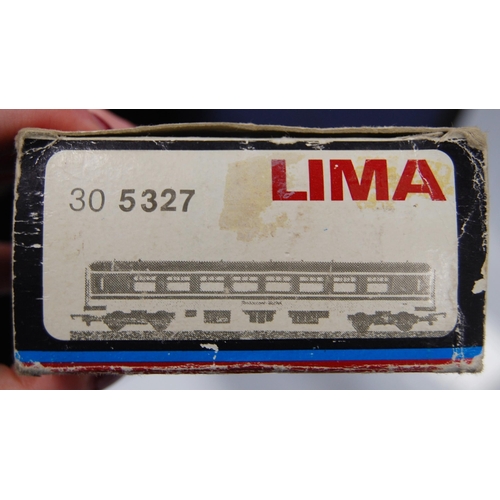 284 - Group of Lima OO gauge coaches to include 205154W, 205153W, 20152, 30 5327, 30 5303, and 303204W, bo... 