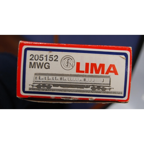 284 - Group of Lima OO gauge coaches to include 205154W, 205153W, 20152, 30 5327, 30 5303, and 303204W, bo... 