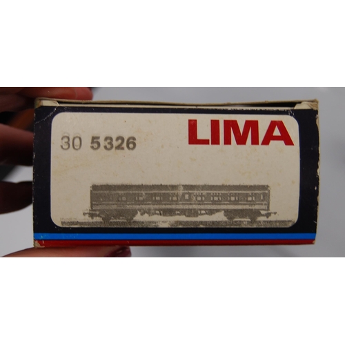 285 - Group of Lima OO gauge coaches and tenders to include 30 5326, 305647W, 302913W, 305659W, 305663W, 3... 