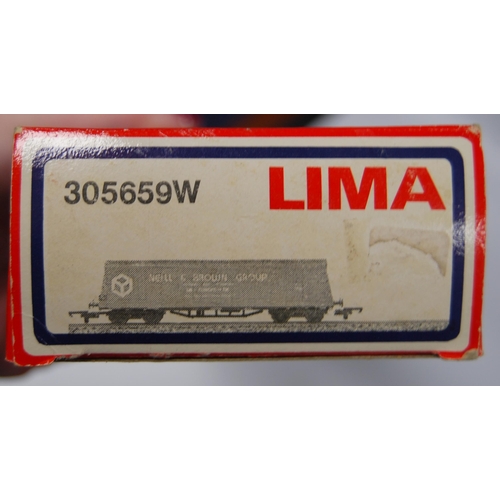 285 - Group of Lima OO gauge coaches and tenders to include 30 5326, 305647W, 302913W, 305659W, 305663W, 3... 